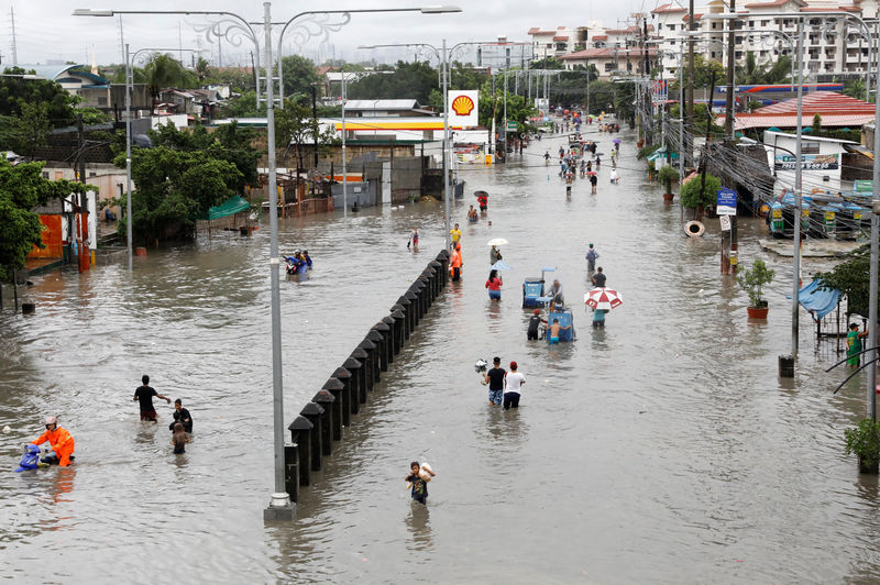 © Reuters. أمطار غزيرة تغرق أجزاء من الفلبين وتغلق الأسواق والمدارس