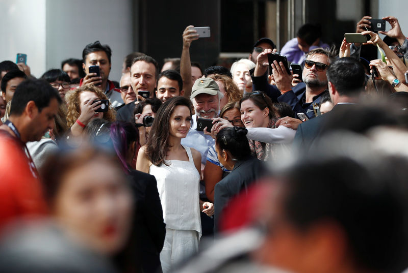 © Reuters. Angelina Jolie saluda a público durante la presentación de la película "The Breadwinner" en el Festival de Cine de Toronto.