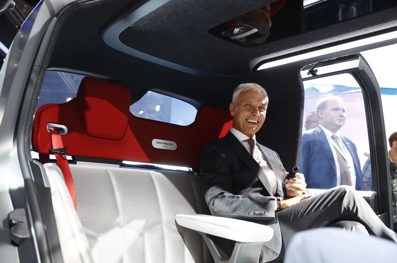 © Reuters. VW invierte miles de millones en más coches eléctricos apuntando a mercado masivo