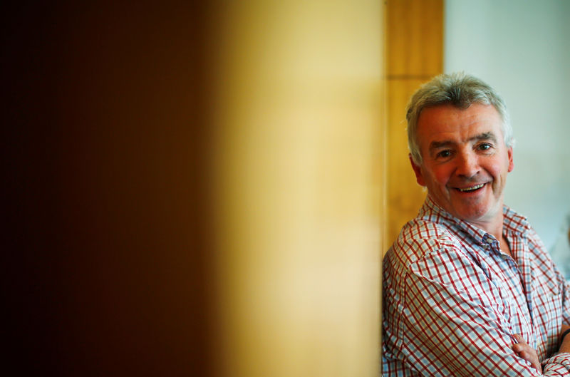 © Reuters. FILE PHOTO: Ryanair CEO O'Leary poses before a press conference in Berlin