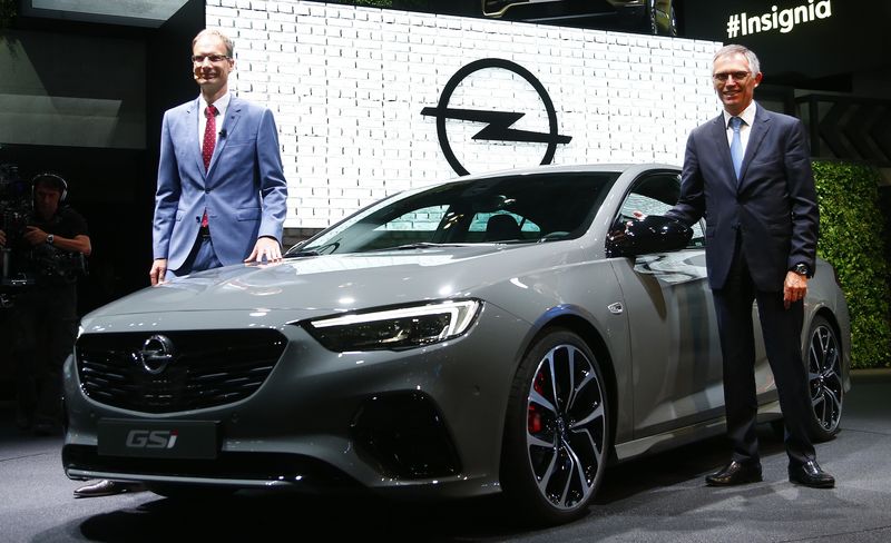 © Reuters. Chairman of the Managing Board of French carmaker PSA Group Tavares poses with Lohscheller, CEO of Adam Opel GmbH during the Frankfurt Motor Show (IAA) in Frankfurt