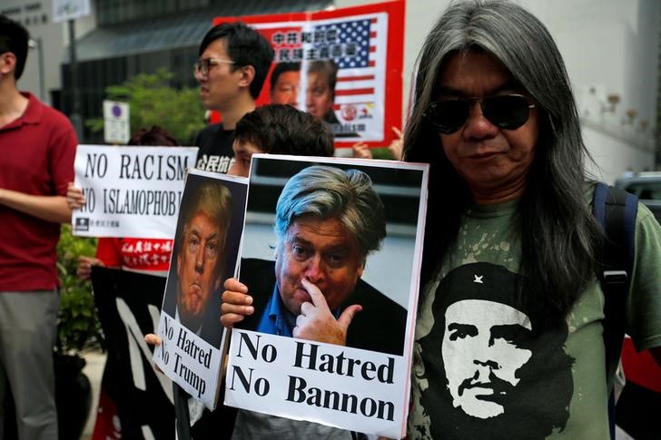 © Reuters. هتافات مناهضة لبانون مستشار ترامب السابق في مؤتمر في هونج كونج