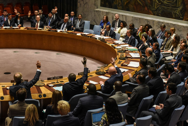 © Reuters. Ambassadors to the UN vote during a United Nations Security Council meeting on North Korea in New York City