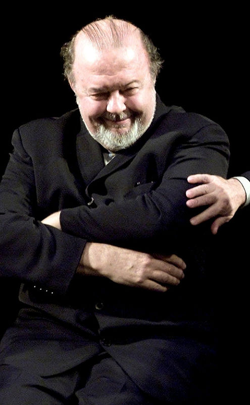 © Reuters. FILE PHOTO: National Theatre former Directors Peter Hall answers questions at the theatre in central London