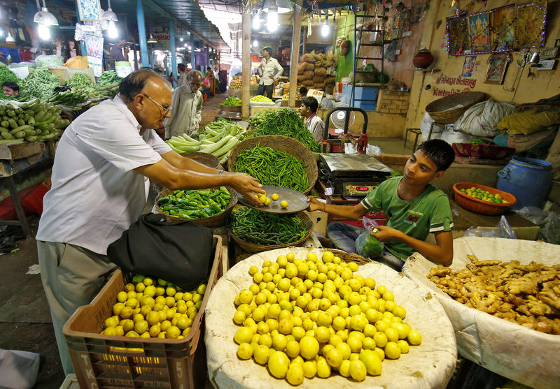 © Reuters. A man buys lemons at a market in Ahmedabad