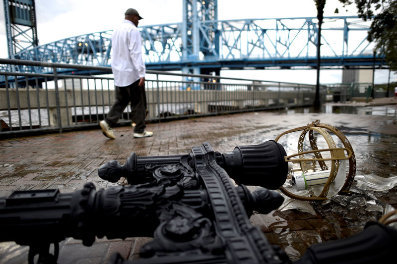 © Reuters. Homem passa por lâmpada quebrada, após furacão Irma, em Jacksonville, na Flórida