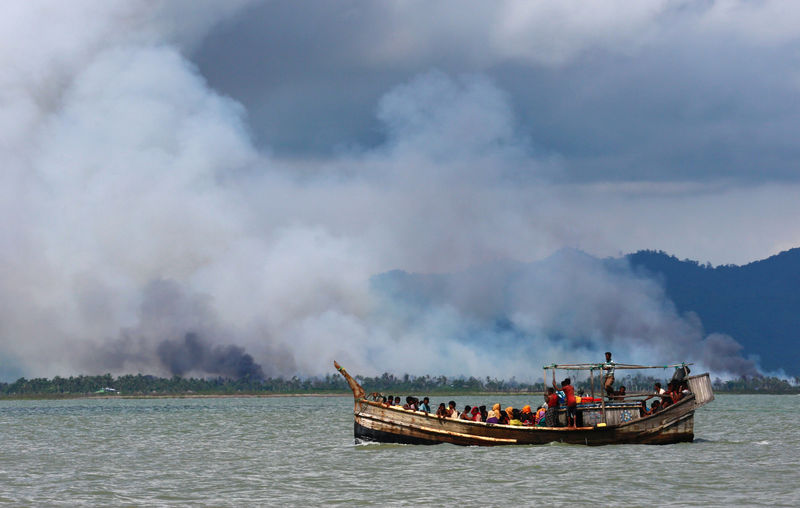 © Reuters. Fumaça é vista do lado de Mianmar da fronteira, à medida que barco com refugiados rohingyas chega em Bangladesh