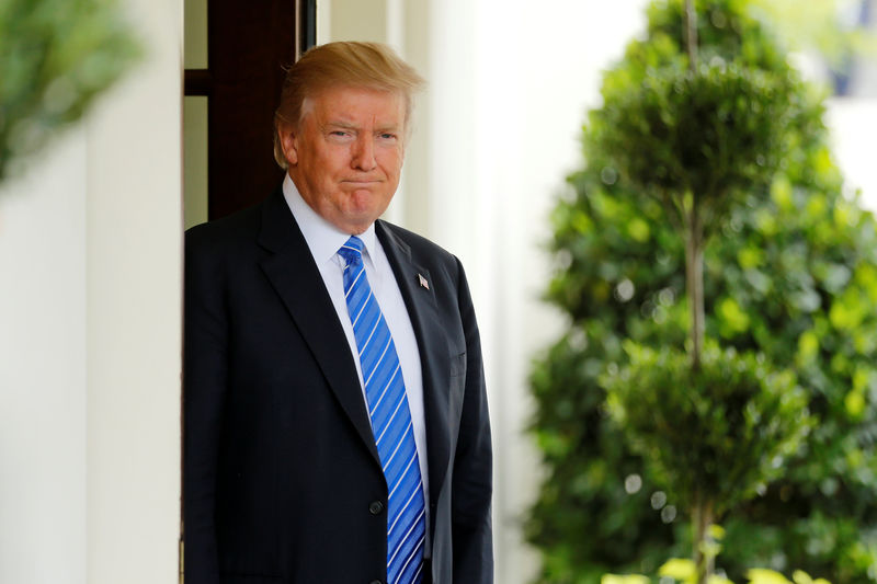 © Reuters. Trump waits to greet Malaysia's Najib at the White House in Washington