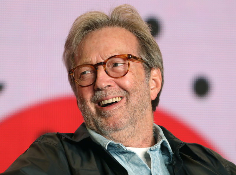 © Reuters. El guitarrista británico Eric Clapton sonríe durante una conferencia de prensa para promocionar el documental "Life in 12 Bars" en el Festival Internacional de Cinde de Toronto.