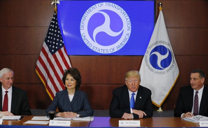 © Reuters. U.S. President Donald Trump participates in a roundtable discussion at the Department of Transportation in Washington