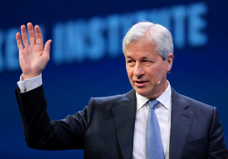 © Reuters. Jamie Dimon, Chairman and CEO of JPMorgan Chase & Co. speaks during the Milken Institute Global Conference in Beverly Hills, California