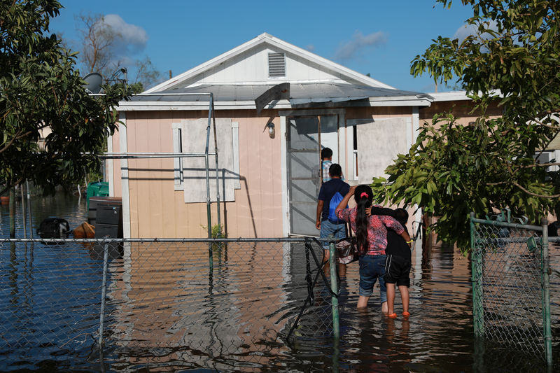 © Reuters. سكان فلوريدا كيز يعودون لمنازلهم بعد الإعصار