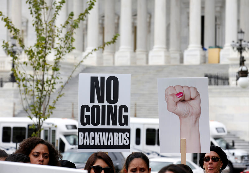 © Reuters. Immigration activists and DACA recipients take part in a rally about the importance of passing a clean DREAM Act before delivering a million signatures to Congress on Capitol Hill in Washington