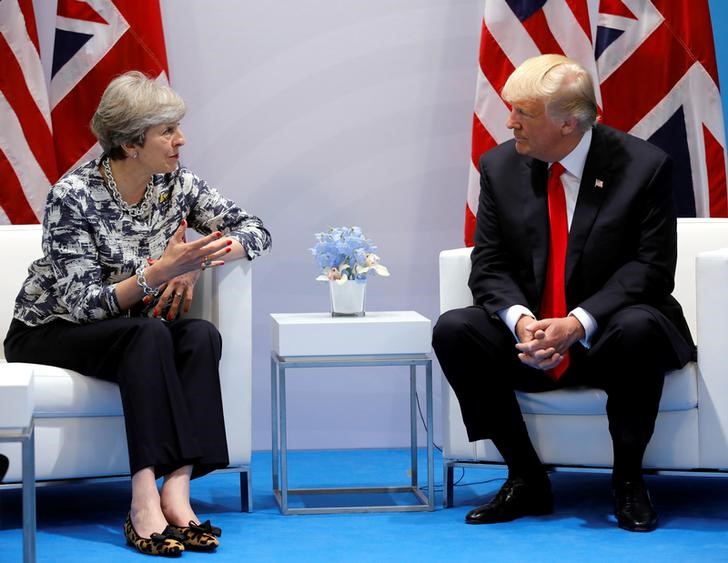 © Reuters. May conversa com Trump em cúpula do G20 em Hamburgo