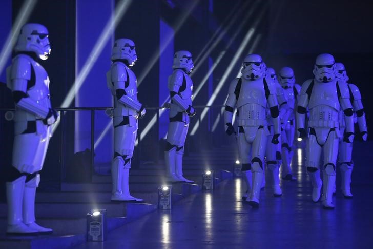 © Reuters. Atores em trajes de storm troopers durante pré-estreia do primeiro spin-off de  "Star Wars", "Rogue One", em Londres