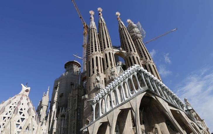 © Reuters. Andaimes e guindastes em obras de restauração da igreja Sagrada Família, que foi projetada por Antoni Gaudi, em Barcelona, na Espanha