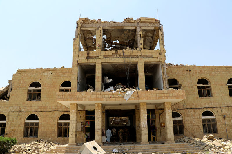 © Reuters. التحالف بقيادة السعودية في اليمن يحقق في ضرباته الجوية ويبرئ ساحته