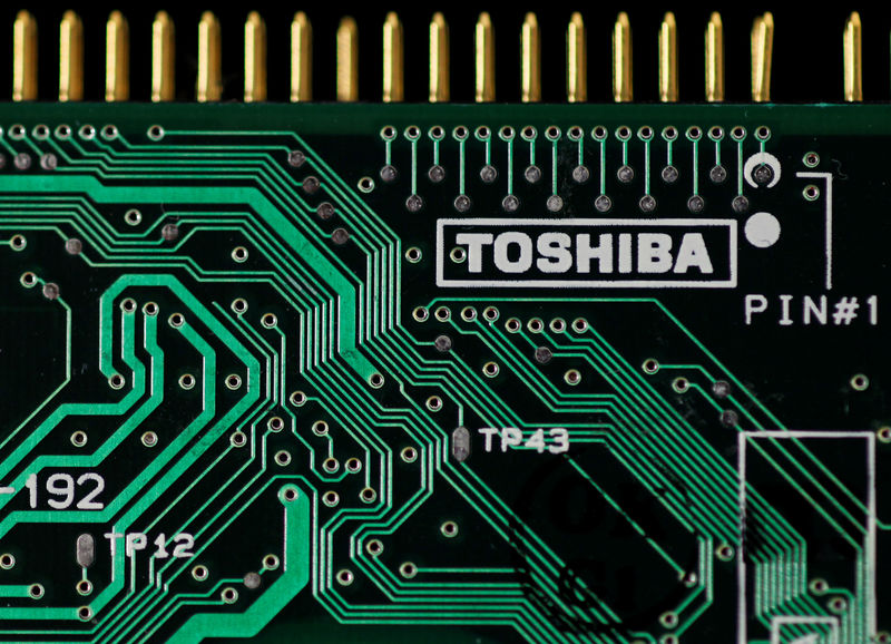 © Reuters. FILE PHOTO: A logo of Toshiba is seen on a printed circuit board in this photo illustration taken in Tokyo