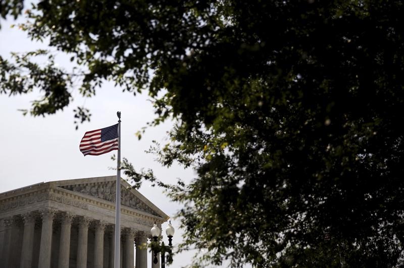 © Reuters. FILE PHOTO: A general view of the U.S. Supreme Court building in Washington
