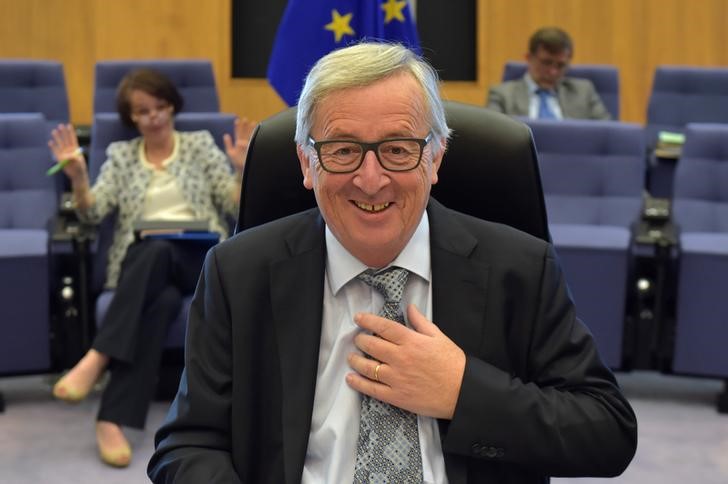 © Reuters. EC President Juncker gestures before a meeting of the College of Commissioners in Brussels