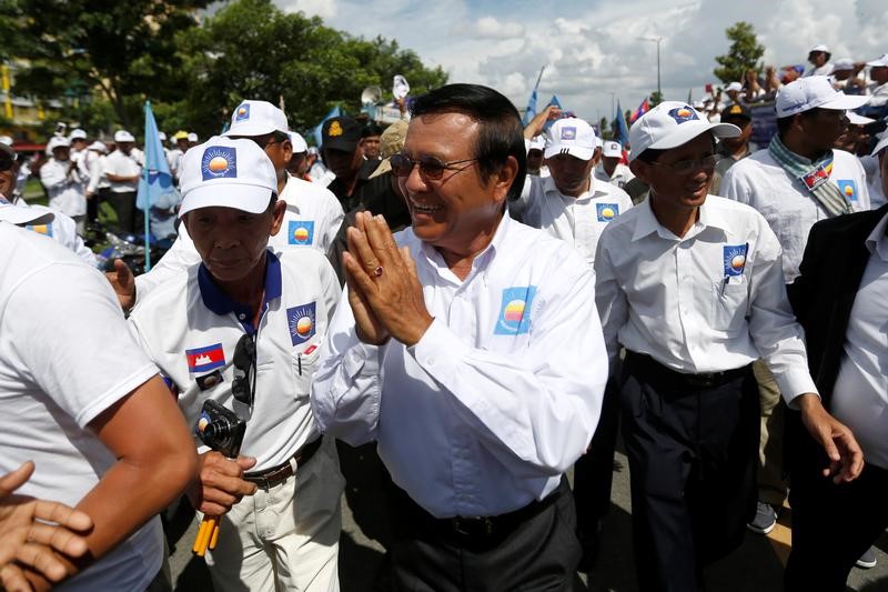 © Reuters. FILE PHOTO: President of the opposition Cambodia National Rescue Party Kem Sokha arrives at a campaign rally in Phnom Penh