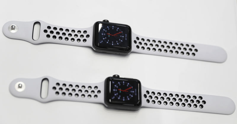© Reuters. Nuevo reloj Apple Watch que realiza llamadas vuelve realidad la fantasía de los tebeos