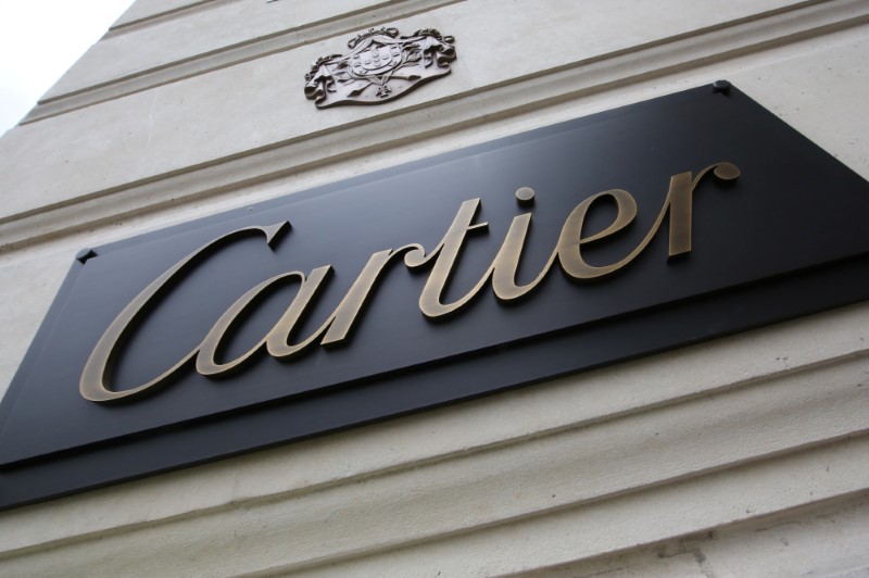 © Reuters. The Cartier logo is pictured at a store in Paris