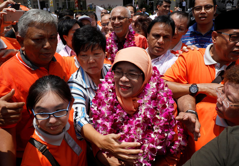 © Reuters. انتخاب حليمة يعقوب رسميا أول رئيسة لسنغافورة