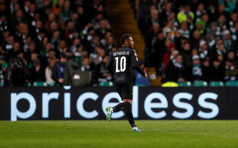 © Reuters. Foto del martes del delantero de Paris Saint-Germain Neymar celebrando trs marcar contra Celtic