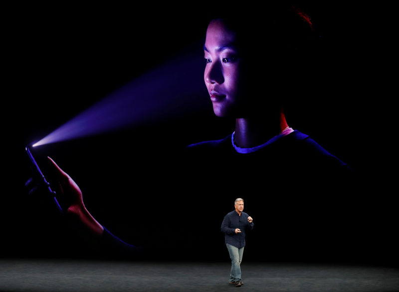 © Reuters. FILE PHOTO: Apple's Schiller introduces the iPhone x during a launch event in Cupertino