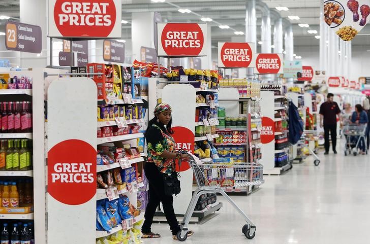 © Reuters. A shopper pushes a trolley in a supermarket in London