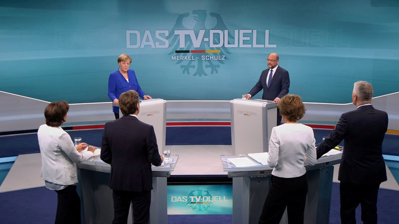 © Reuters. FILE PHOTO: A screen that shows the TV debate between German Chancellor Angela Merkel of the Christian Democratic Union (CDU) and her challenger Germany's Social Democratic Party SPD candidate for chancellor Martin Schulz in Berlin