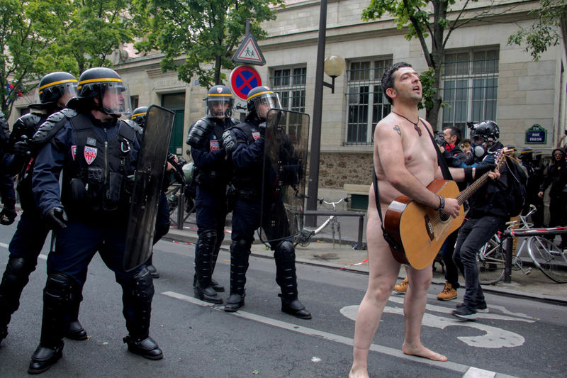 © Reuters. A naked protester sings during the labor reform protest in Paris