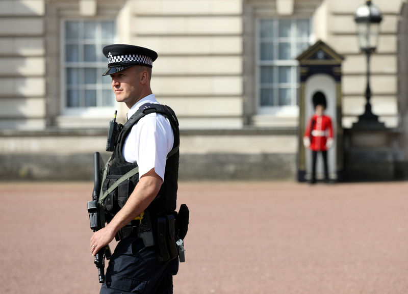 © Reuters. A police officer patrols within the grounds of Buckingham Palace in London
