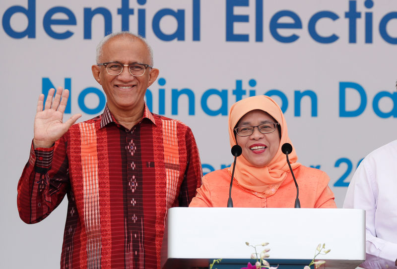 © Reuters. Nova presidente de Cingapura, Halimah Yacob, e seu marido, Mohammed Abdullah Alhabshee, durante pronunciamento