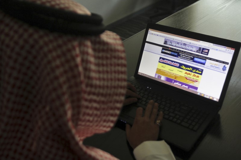 © Reuters. A Saudi man explores a website on his laptop in Riyadh