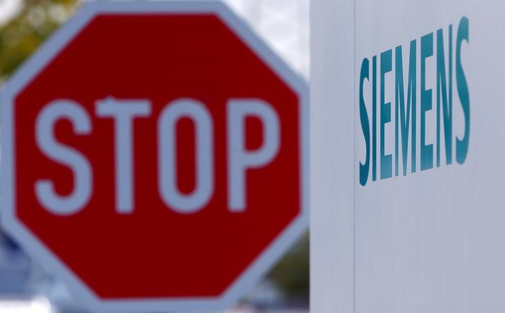 © Reuters. Логотип Siemens на фоне дорожного знака в Форххайме, Германия