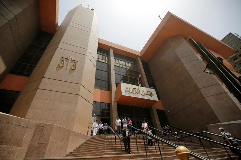 © Reuters. محكمة مصرية تعاقب موظفا كبيرا بالسجن المؤبد في قضية فساد