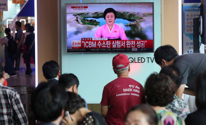 © Reuters. Pessoas assistem reportagem sobre teste de bomba de hidrogênio da Coreia do Norte, em estação de trem em Seul, Coreia do Sul