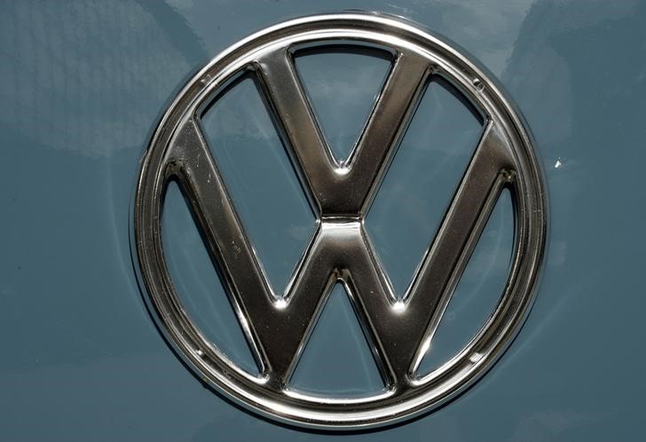 © Reuters. Logo da Volkswagen em feira de caminhões da montadora alemã em Hanover, na Alemanha