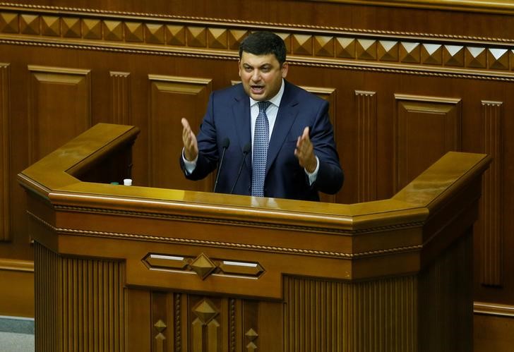 © Reuters. Ukrainian Prime Minister Volodymyr Groysman addresses lawmakers during a session at the Ukrainian parliament in Kiev