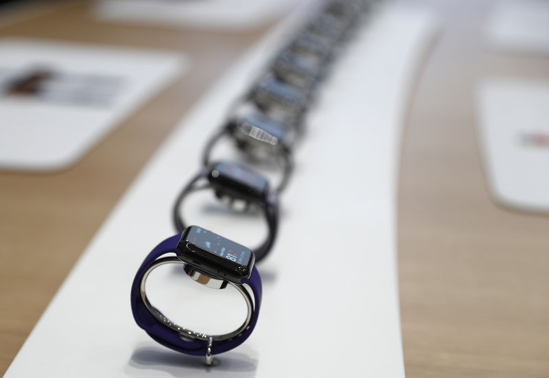 © Reuters. Apple Watches são vistos em evento de lançamento em Cupertino, California, Estados Unidos
