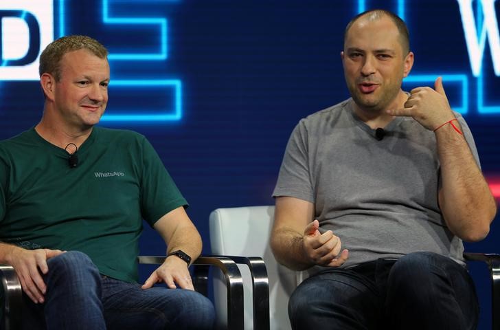 © Reuters. Brian Acton (E) e Jan Koum co-fundadores do Whatsapp, durante conferência em Laguna Beach, Estados Unidos