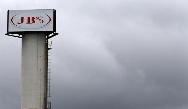 © Reuters. Logo da processadora brasileira de carnes JBS na cidade de Jundiaí, Brasil