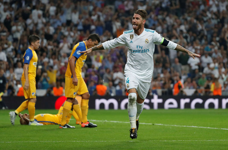 © Reuters. Sergio Ramos celebra su gol en la victoria del Real Madrid sobre el Apoel Nicosia por 3-0 en el estadio Santiago Bernabeu en Madrid.