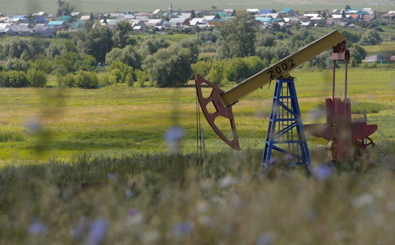 © Reuters. FILE PHOTO - A pump jack is seen at the Ashalchinskoye oil field owned by Russia's oil producer Tatneft near Almetyevsk