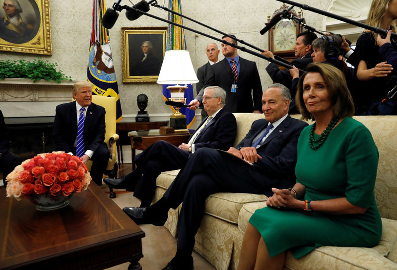 © Reuters. FILE PHOTO: Trump meets Congressional leaders in Washington