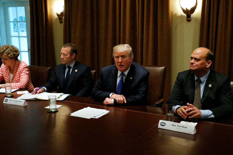 © Reuters. Trump meets with a bipartisan group of members of Congress at the White House in Washington