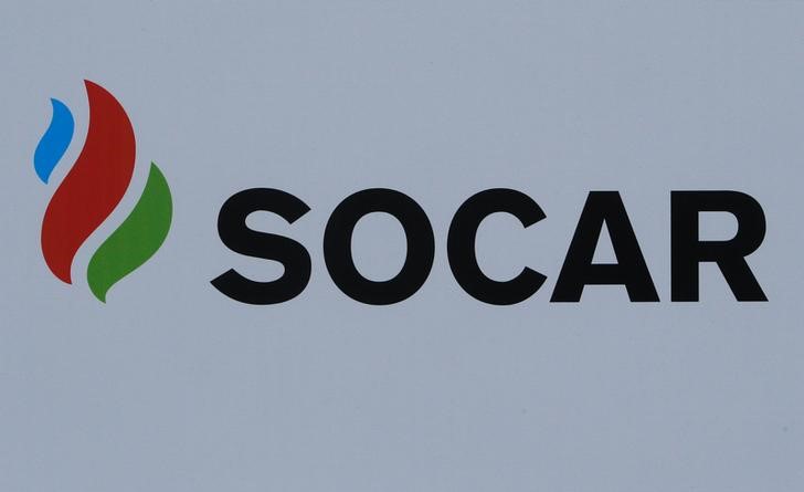 © Reuters. Логотип SOCAR на экономическом форуме в Санкт-Петербурге