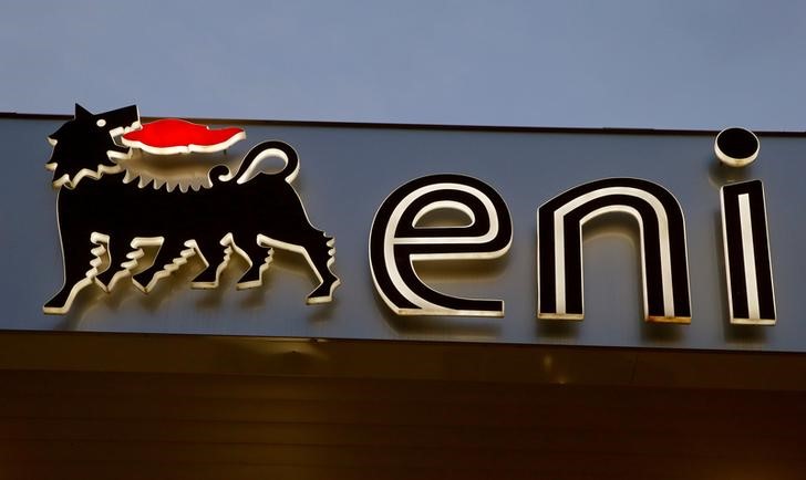 © Reuters. Логотип Eni на заправке Agip в Лугано